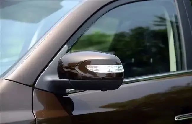 緊閉車門防風(fēng)沙_大風(fēng)天氣安全駕車_出行提示