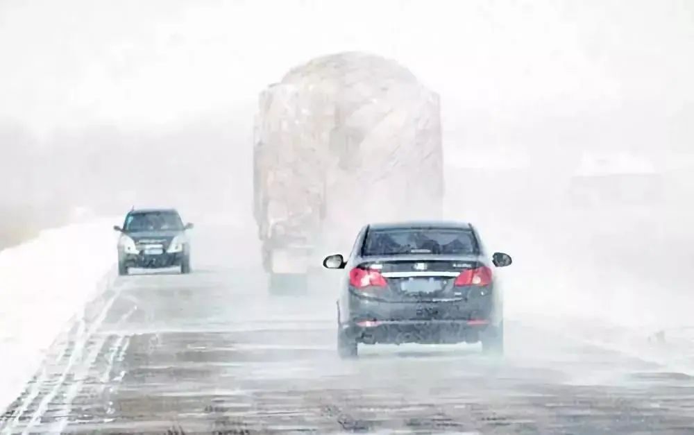 出行提示_雪地行車安全技巧_降雪天氣開(kāi)車注意事項(xiàng)