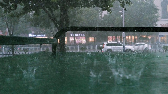 出行提示_強降雨出行安全指南_暴雨天氣出行注意事項