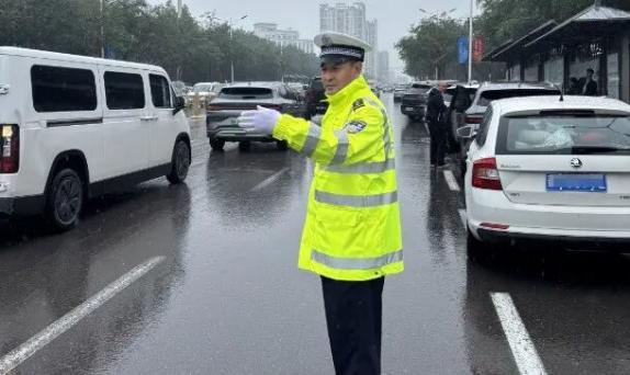雨天駕車出行安全指南_出行提示_運(yùn)城暴雨天氣交通安全提示