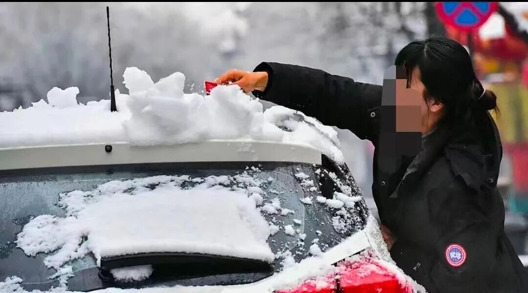 駕駛過(guò)程中控制車速保持車距使用燈光謹(jǐn)慎轉(zhuǎn)彎避免超車_駕車出行清理車輛積雪檢查車燈剎車輪胎_出行提示