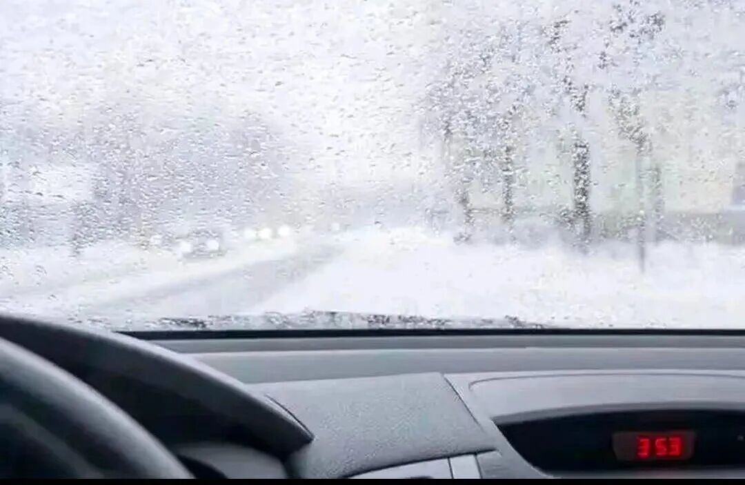 駕車出行清理車輛積雪檢查車燈剎車輪胎_出行提示_駕駛過(guò)程中控制車速保持車距使用燈光謹(jǐn)慎轉(zhuǎn)彎