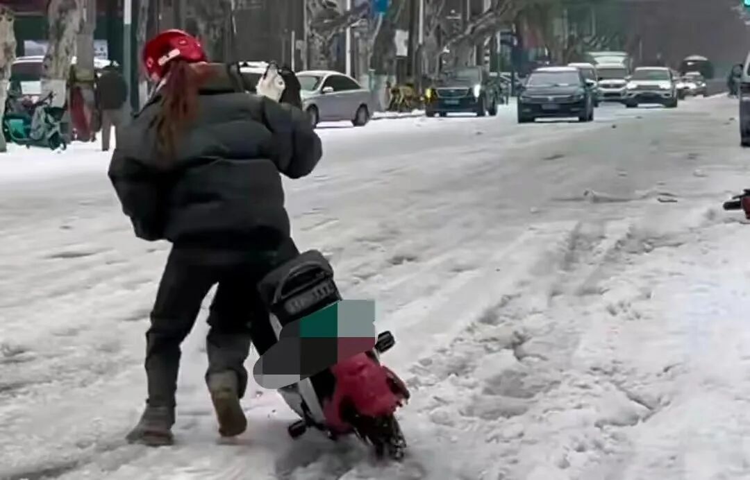 駕車出行清理車輛積雪檢查車燈剎車輪胎_駕駛過(guò)程中控制車速保持車距使用燈光謹(jǐn)慎轉(zhuǎn)彎_出行提示