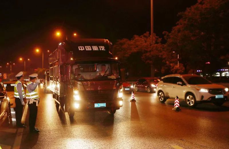 禁行_天津貨車限行交通違法 夜間集中治理行動 涉牌涉酒駕駛查處