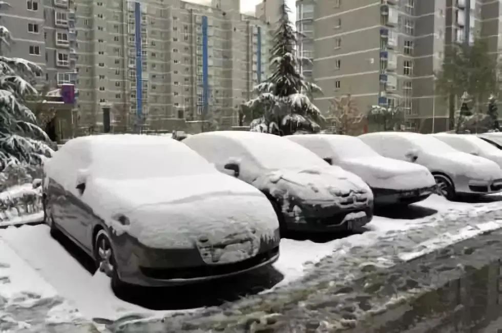 降雪天氣開車注意事項(xiàng)_出行提示_雪地行車安全技巧
