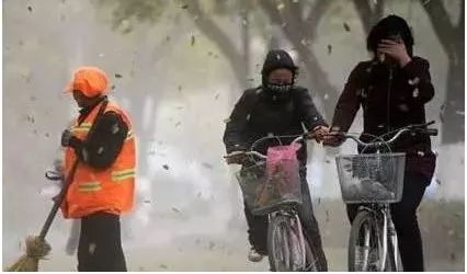 大風天氣車輛行駛技巧_大風天氣行車安全注意事項_出行提示