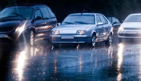出行提示_雨雪天氣駕駛技巧_雨雪天行車(chē)安全