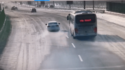出行提示_冰雪路面行車注意事項_雨雪天安全駕駛技巧