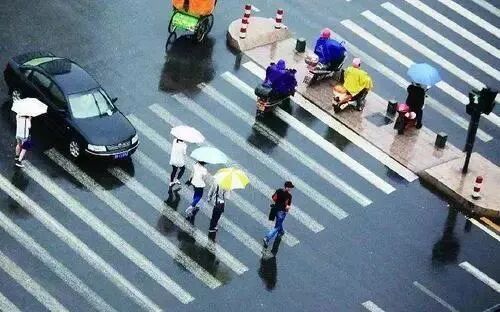 雨天行車(chē)安全提示_雨霧天氣安全駕駛指南_出行提示