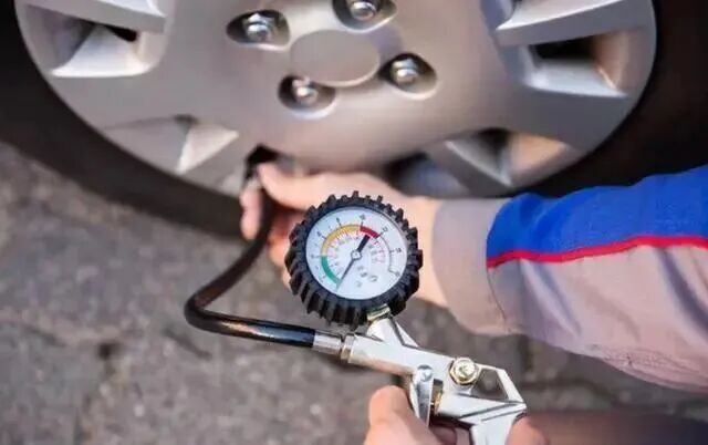 出行提示_冰凍天氣行車安全提示_謹慎低速行駛冰凍路面